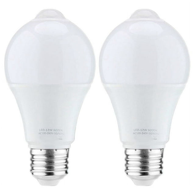 2x bombilla de luz con sensor de movimiento de 12w, bombilla led de seguridad activada por movimiento para exteriores / interiores, 1000lm, e26 / b22,3500k blanco cálido — Dos bombillas LED blancas frontales con difusor opal y bases roscadas E26/B22; cuerpo de PC y sección inferior de aluminio, 60 x 60 x 115 mm. Sensor y fotocélula integrados (no visibles). Permanecen encendidas 25–30 s tras detección; distancia de detección 3–5 m (6–10 ft). A menudo se usan para iluminar caminos y entradas.