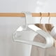 thumbnail image 5 of Percha Paquete de 10 perchas de plástico blancas antideslizantes, multifuncionales, con ganchos adicionales para ropa y objetos pequeños. Rkxzt, 5 of 7