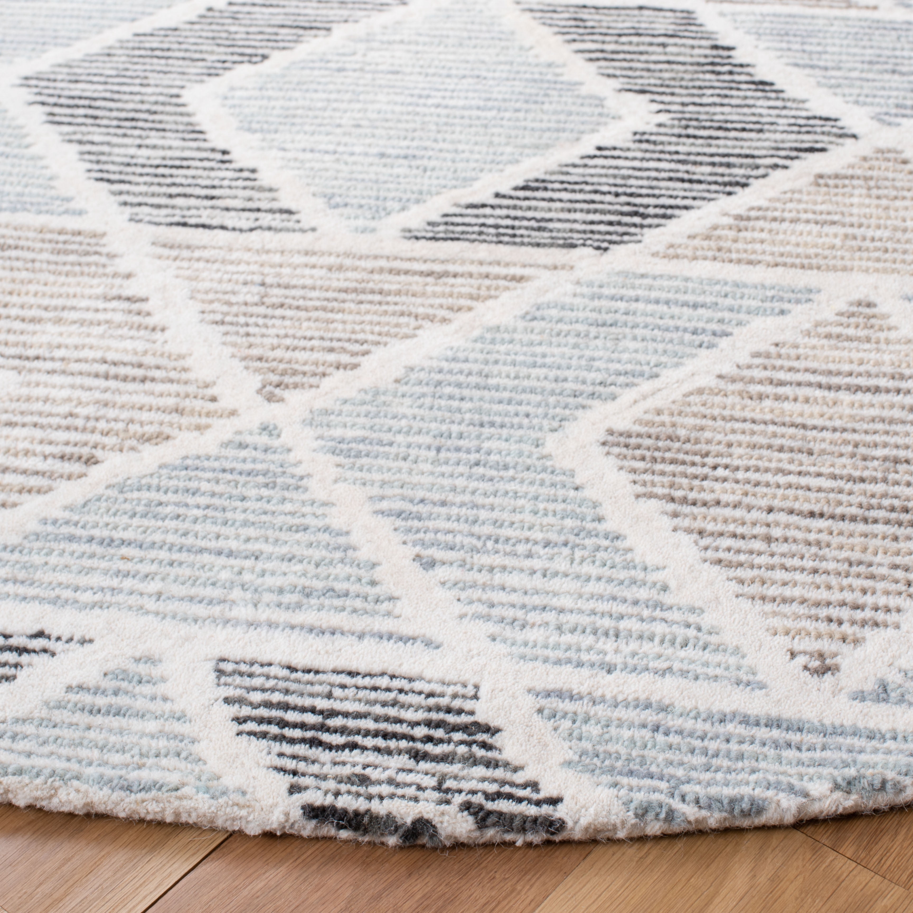SAFAVIEH Precious Gertrude Geometric Area Rug, Blue/Beige, 6' x 6' Round
