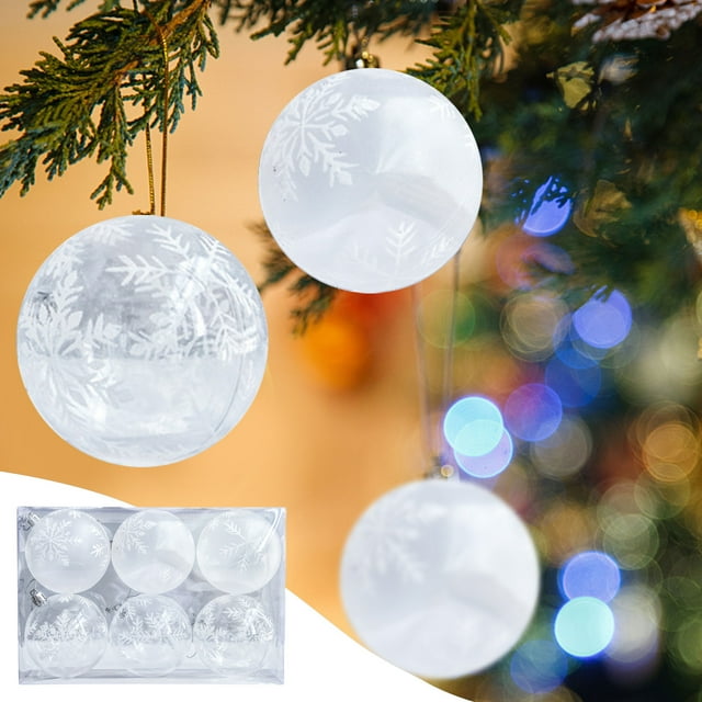 adornos navideños, regalos navideños, 6 bolas navideñas transparentes de moda, bolas de copo de nieve mate transparentes, adornos para árbol, decoración para festivales juego de 6 bolas transparentes mate de 6 cm con motivos de copo de nieve, plástico irrompible, incluyen hilo para colgar; se muestran colgadas en árbol con luces desenfocadas y la caja de embalaje visible, también aptas para DIY y manualidades navideñas.