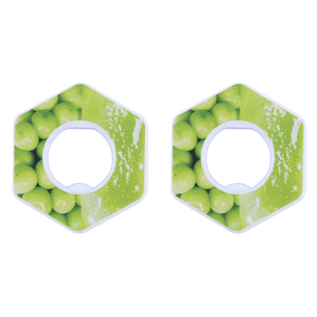 cápsulas de aroma a frutas, anillos creativos para agua potable (uva verde) par de anillos hexagonales frontales; plástico PP color uva verde con impresión de uvas, apertura circular central visible, tamaño aprox. 45 x 41 x 15 mm, peso aprox. 10 g; decorativo para uso diario y fiestas, también usado a menudo como detalle de regalo.