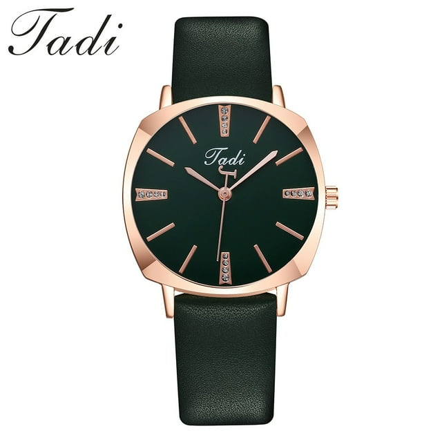 relojes tadi elegante minimalista calendario de cuero de malla cinturón de la mujer de cuarzo nuevo Reloj Tadi para mujer, vista frontal centrada; caja de aleación oro rosa de 35 mm y esfera verde oscuro con marcadores lineales oro rosa y cuatro grupos de cristales en posiciones cardinales. Agujas de tres manecillas, cristal templado; correa verde de cuero de 16 mm de ancho y 230 mm de largo (incluye caja). Fondo claro neutro; también suele usarse como regalo elegante para ocasiones formales.