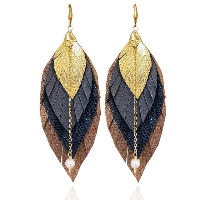Vangania Aretes de cuero con pluma mediana mocha para mujer artesanal baño oro