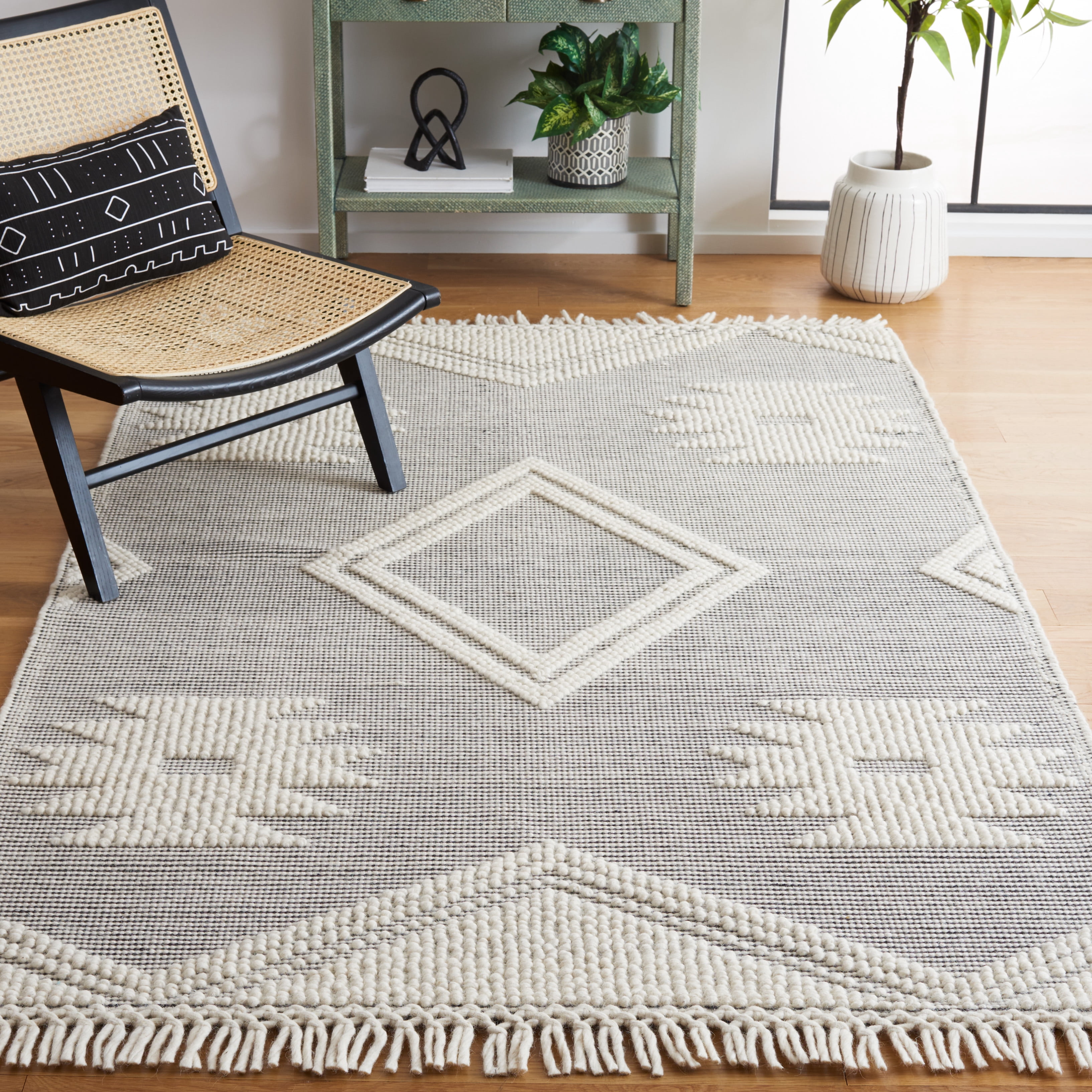SAFAVIEH Marbella Annabelle Diamond Area Rug, Ivory/Black, 4' x 6'
