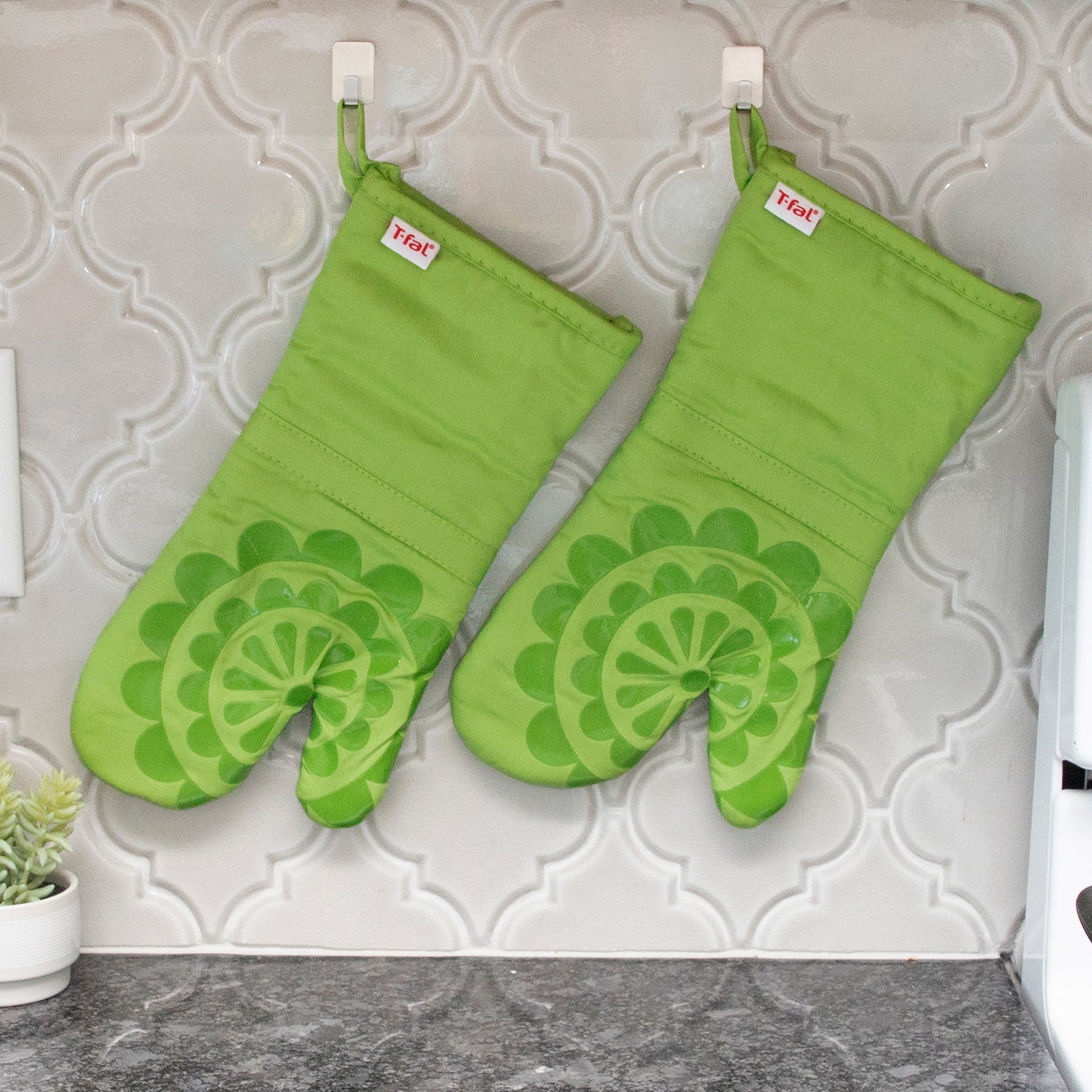 T-fal Medallion Print Silicone and Cotton Twill Oven Mitts, Two Pack, Green