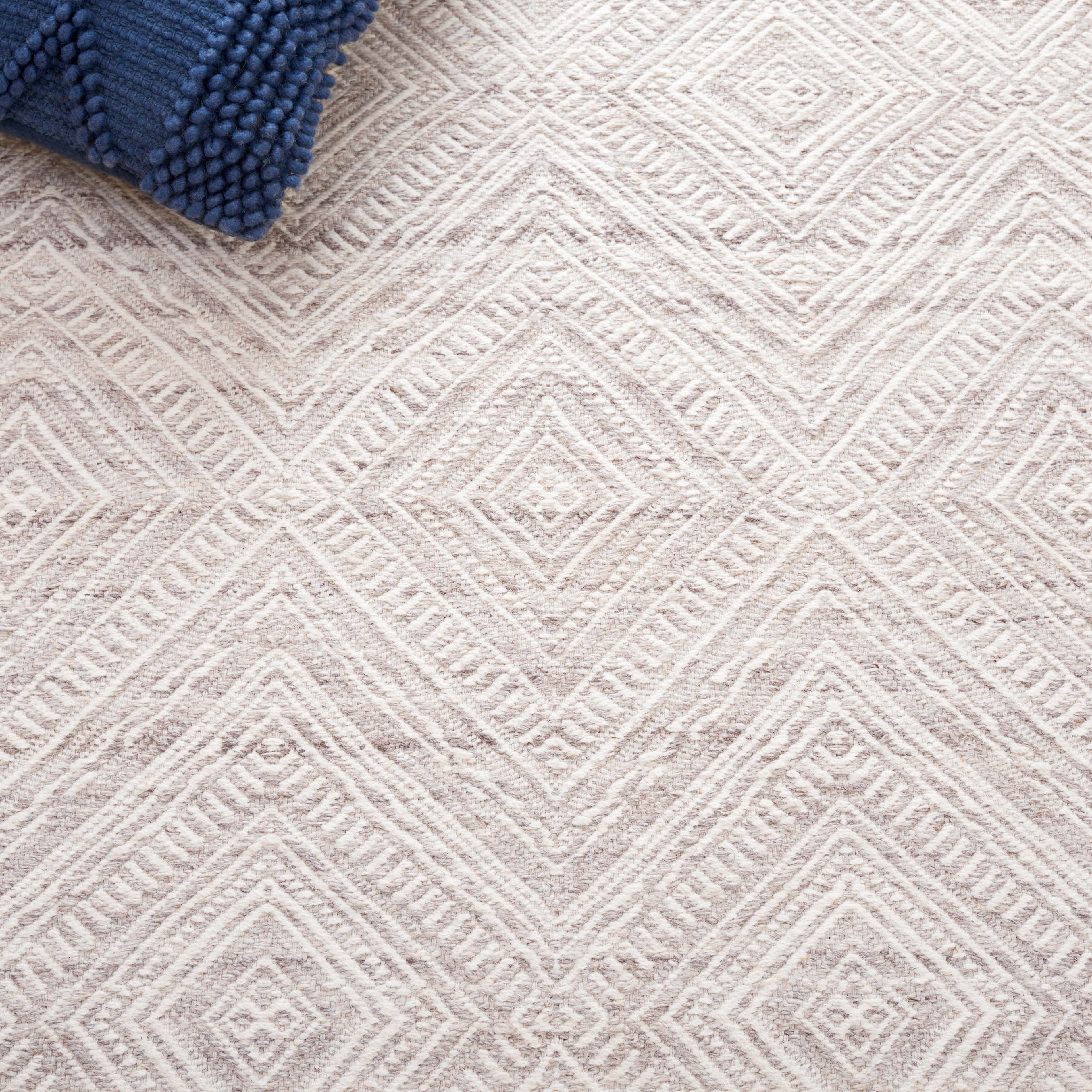 Safavieh Kilim Shannon Diamond Area Rug, Beige/Ivory, 4' x 6'
