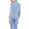 thumbnail image 3 of CHAQUETA DE DENIM INSPIRADA EN CHIC PARA MUJERES, BOTÓN ABAJO, SOLAPA MUESCA, DOS BOLSILLOS LATERALES, CHAQUETAS DE JEAN CASUAL L AZUL CLARO, 3 of 6