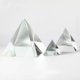 thumbnail image 1 of Clear Crystal Pyramid 50mm Cristal artificial Pisapiño Papel Papel Adorno Cuadrangular Óptica DIY Instrumento Fotografía Ciencia Hugo Pirámide cuadrangular, 1 of 7