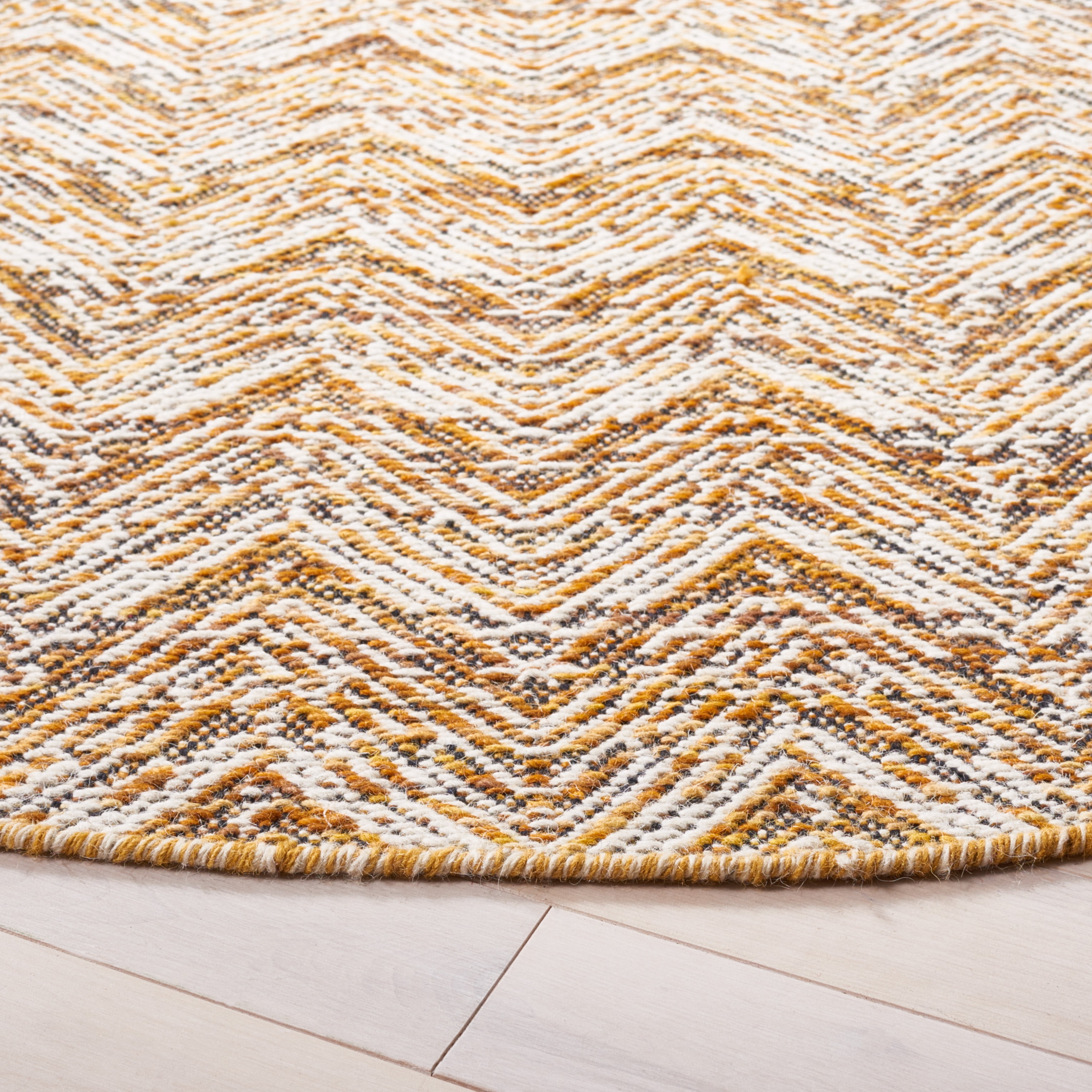 SAFAVIEH Kilim Torma Zig Zag Wool Area Rug, Gold/Black, 6' x 6' Round