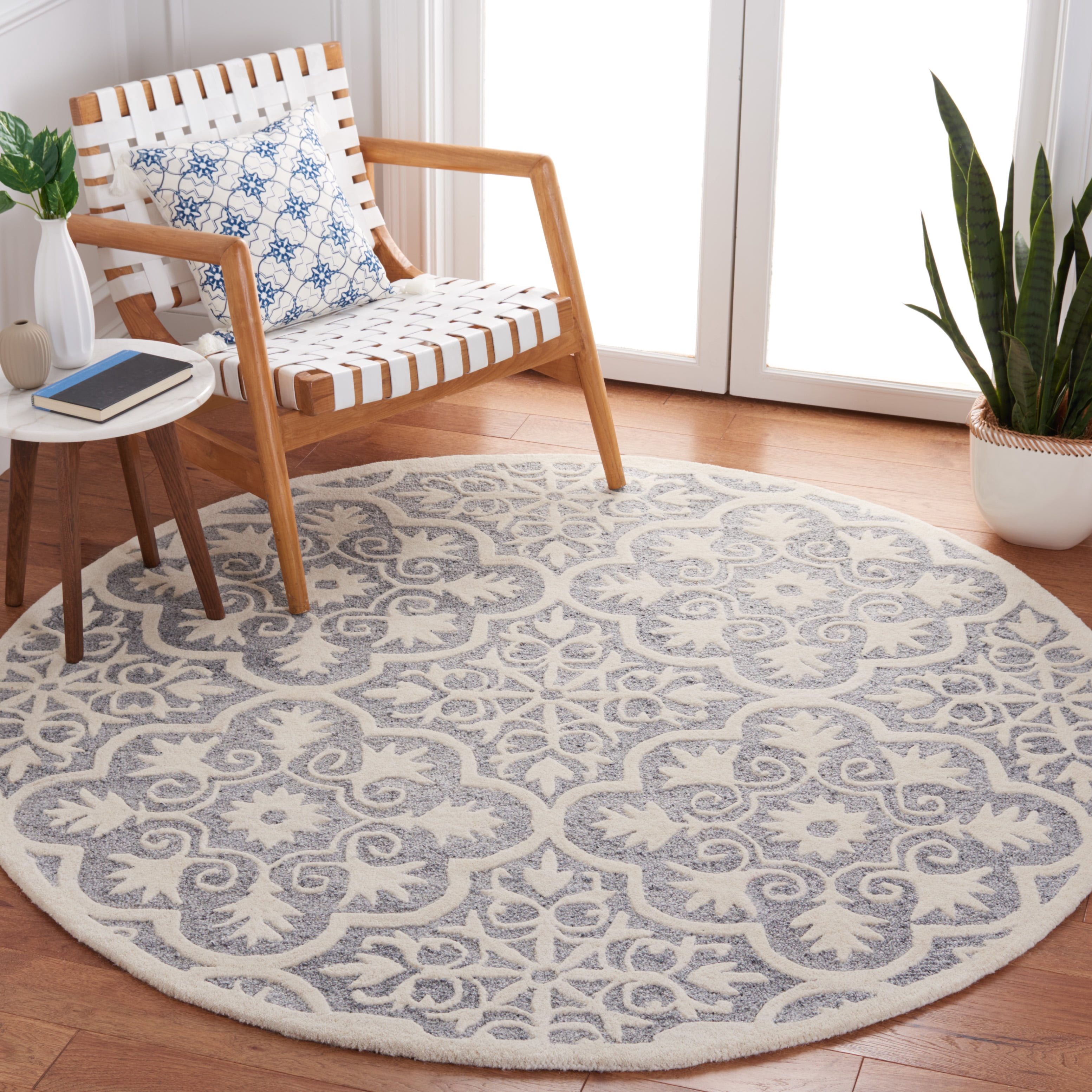 SAFAVIEH Metro Phipp Medallion Area Rug, Light Blue/Ivory, 6' x 6' Round