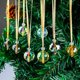 thumbnail image 2 of piezas de adornos navideños en forma de bola de cristal iridiscentes en miniatura para árbol y decoración de bodas, atrapasol con forma de bola de prismas redondos y cadena para decoración de árbol, 2 of 8