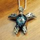 thumbnail image 2 of Collar con colgante de tortuga marina verde hawaiana Honu de cristal JAMW, 2 of 5