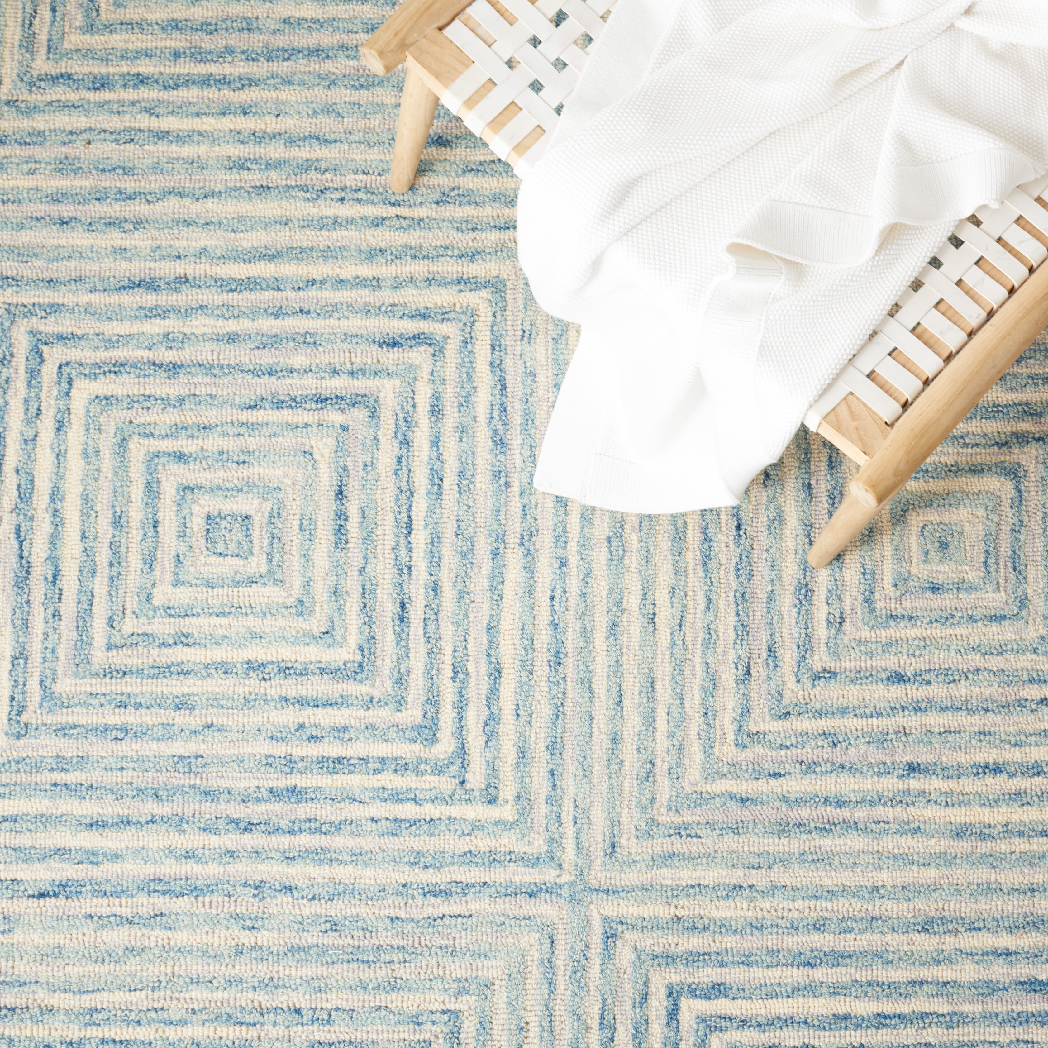 SAFAVIEH Metro Chodak Abstract Area Rug, Light Blue/Ivory, 6' x 6' Round