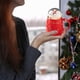 thumbnail image 5 of Puntoco Taza de cerámica navideña con degradado perlado en rojo y verde, taza festiva con tapa, 450 ml, como regalo de Navidad para familiares, socios y compañeros de trabajo, 5 of 7