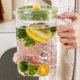 thumbnail image 5 of Jarra de agua fría con 3 tazas, dispensador de plástico de gran capacidad para té helado, zumos, cold brew y agua – diseño bicolor para cocina o salón, 5 of 6