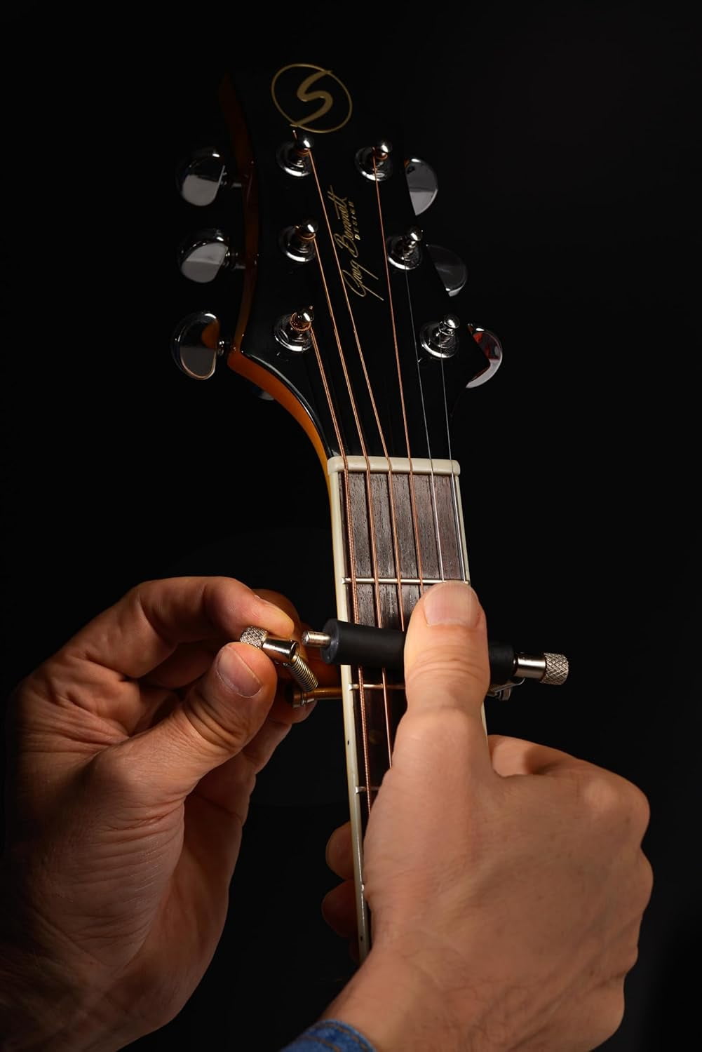 Guitar capo, electric guitar, folk guitar, acoustic guitar, sliding capo, scrolling capo, practical guitar