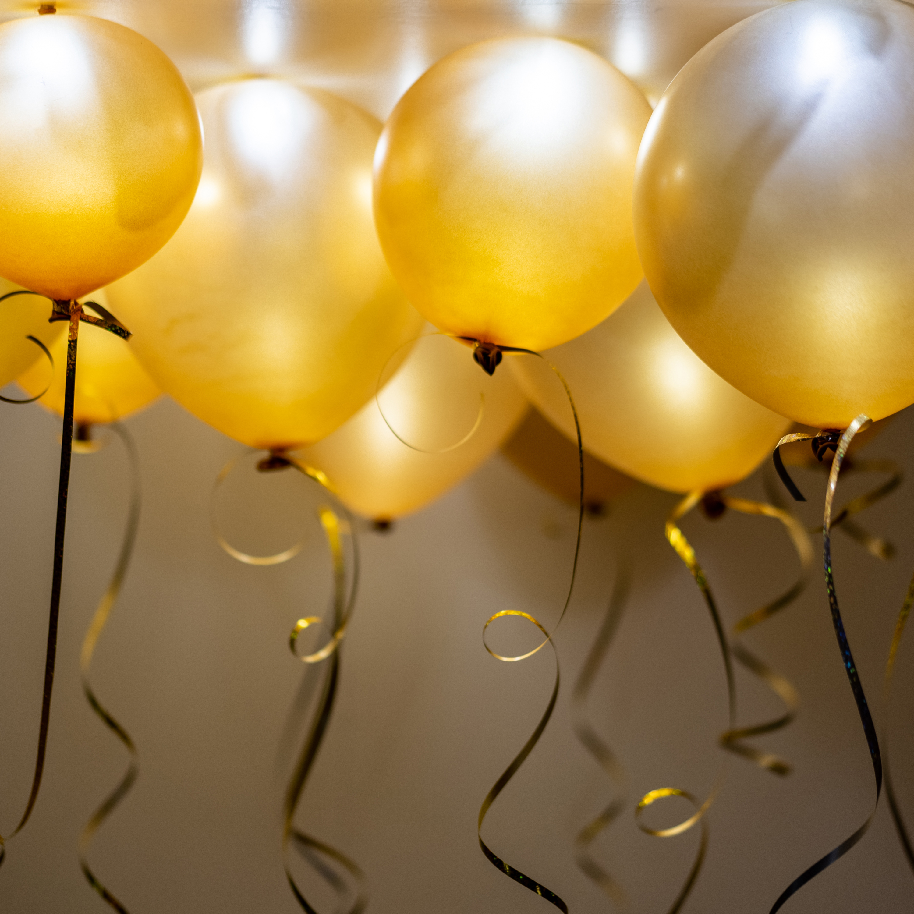 illooms LED Light-Up Latex Balloons, Metallic Gold, 15-Pack photo 8