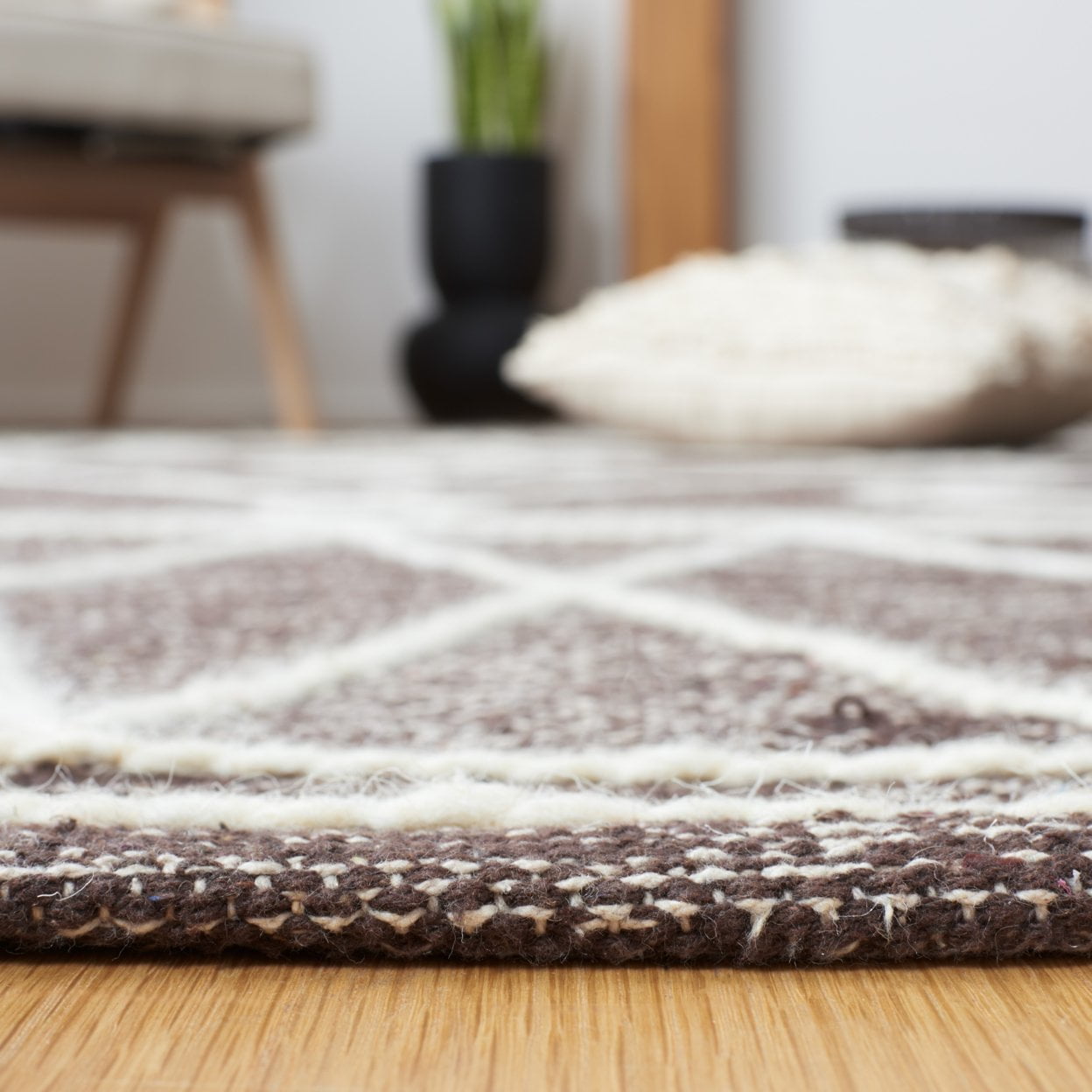 SAFAVIEH Kilim Chloe Tribal Area Rug, Brown/Ivory, 5' x 8'