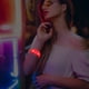 thumbnail image 3 of Fiudx Pulsera de Luz Led con Control de Voz, Diseño Intermitente, Pulsera Luminosa para Conciertos, Fiestas y Eventos Nocturnos, Fácil de Usar, Batería de Larga Duración, Se Adapta a Muñecas de Hasta, 3 of 5
