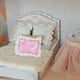 thumbnail image 3 of Juego de 2 muebles en miniatura para casa de muñecas con camas dobles, ropa de cama y almohadas para muñecas. Ideal para decorar el dormitorio de la casa de muñecas y para divertirse jugando., 3 of 7