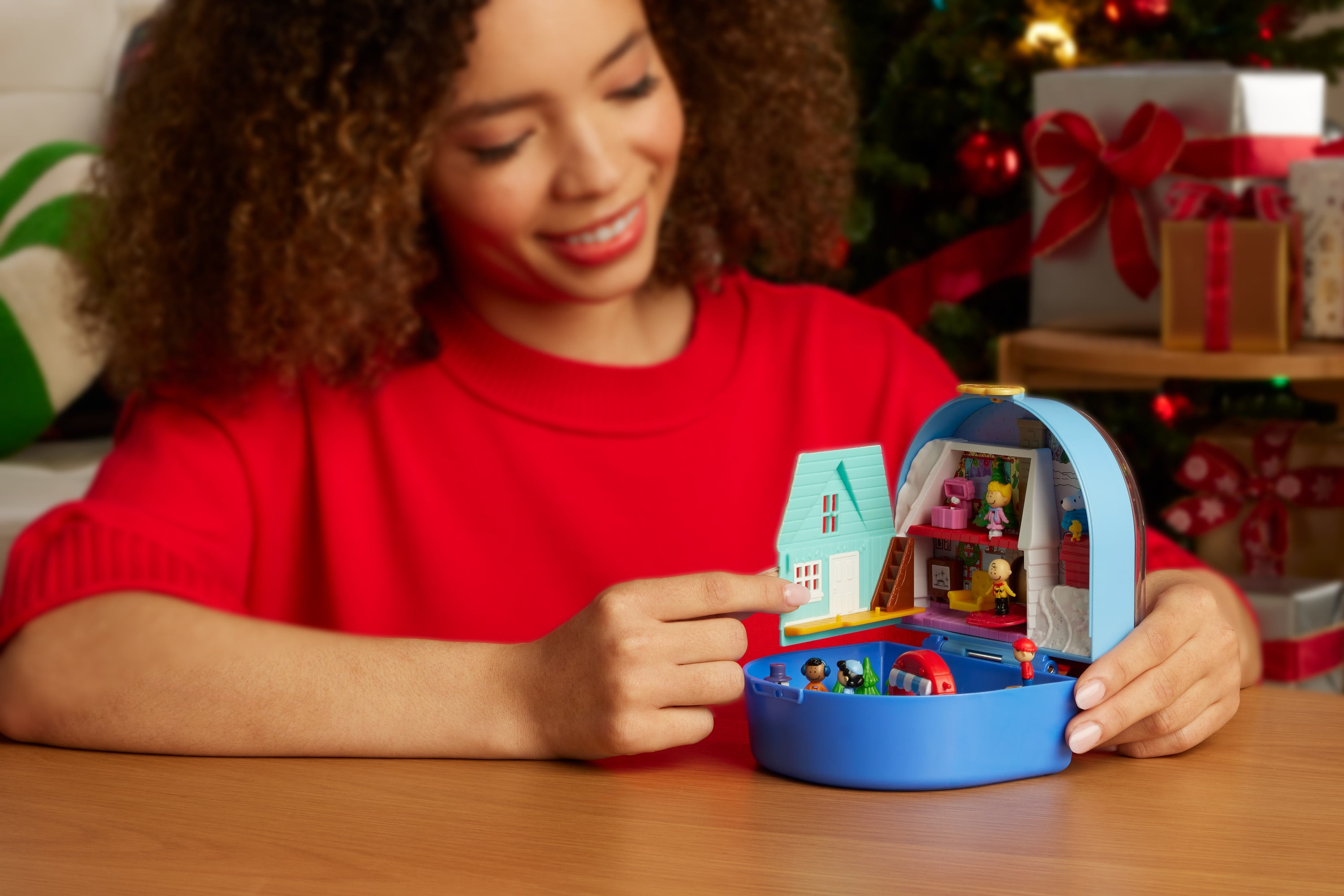 Polly Pocket Micro Dolls and Playset, Collector Peanuts Compact with 7 Accessories