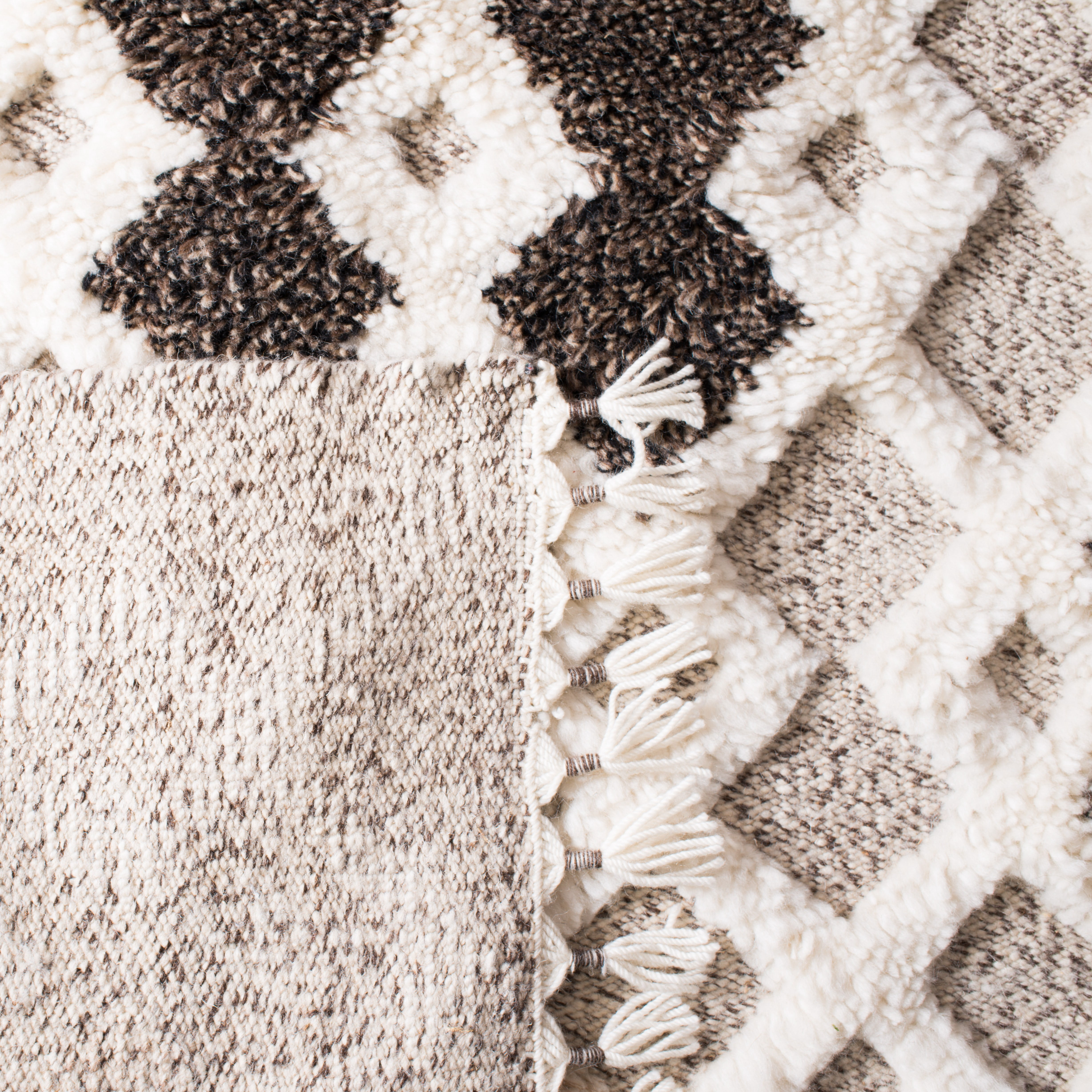 SAFAVIEH Casablanca Cainneach Geometric Wool Shag Area Rug, Beige, 4' x 6'