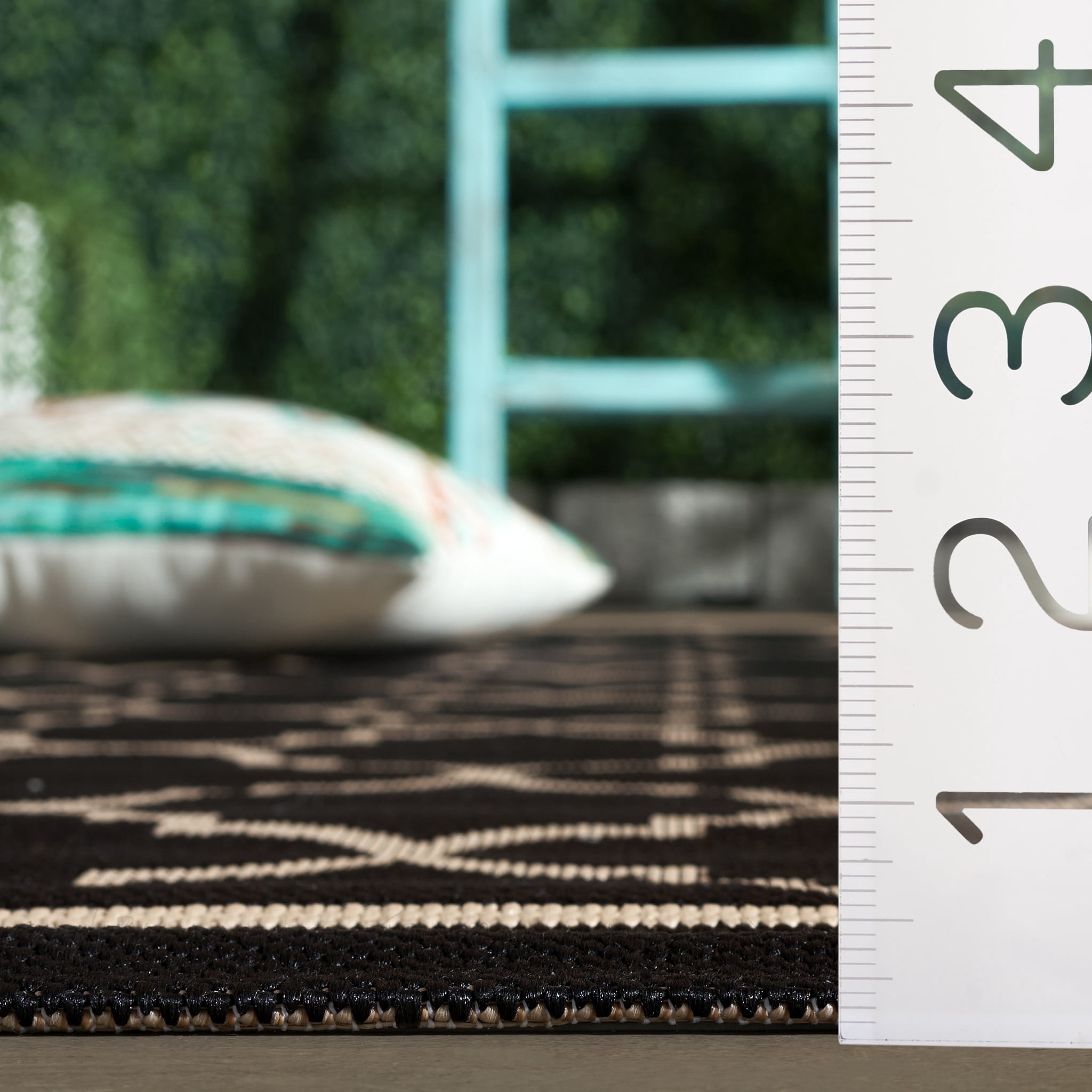 Safavieh Courtyard Alina Geometric Quatrefoil Indoor/Outdoor Area Rug, Black/Beige, 4' x 4' Square