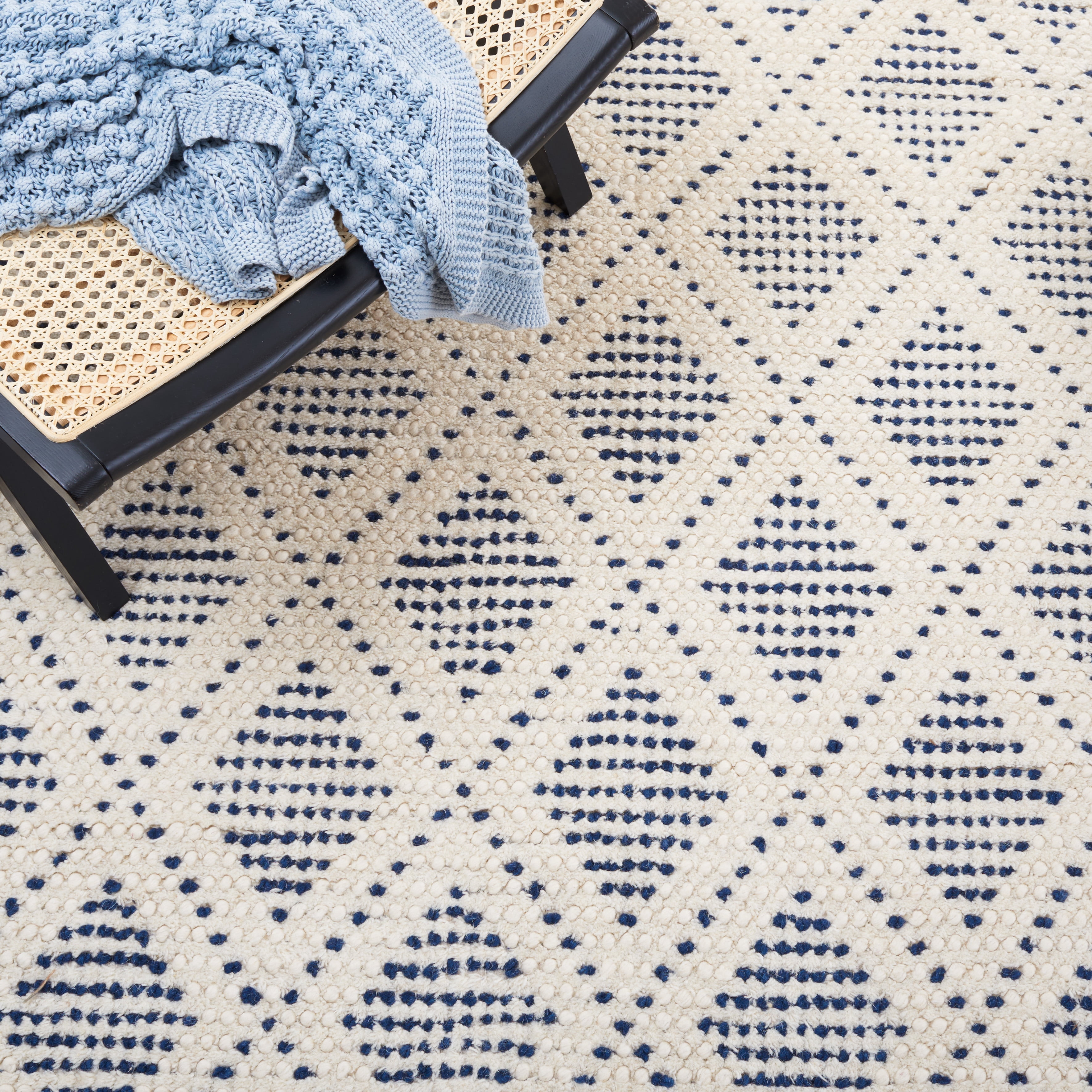 SAFAVIEH Natura Ruadhan Diamond Area Rug, Ivory/Blue, 6' x 9'