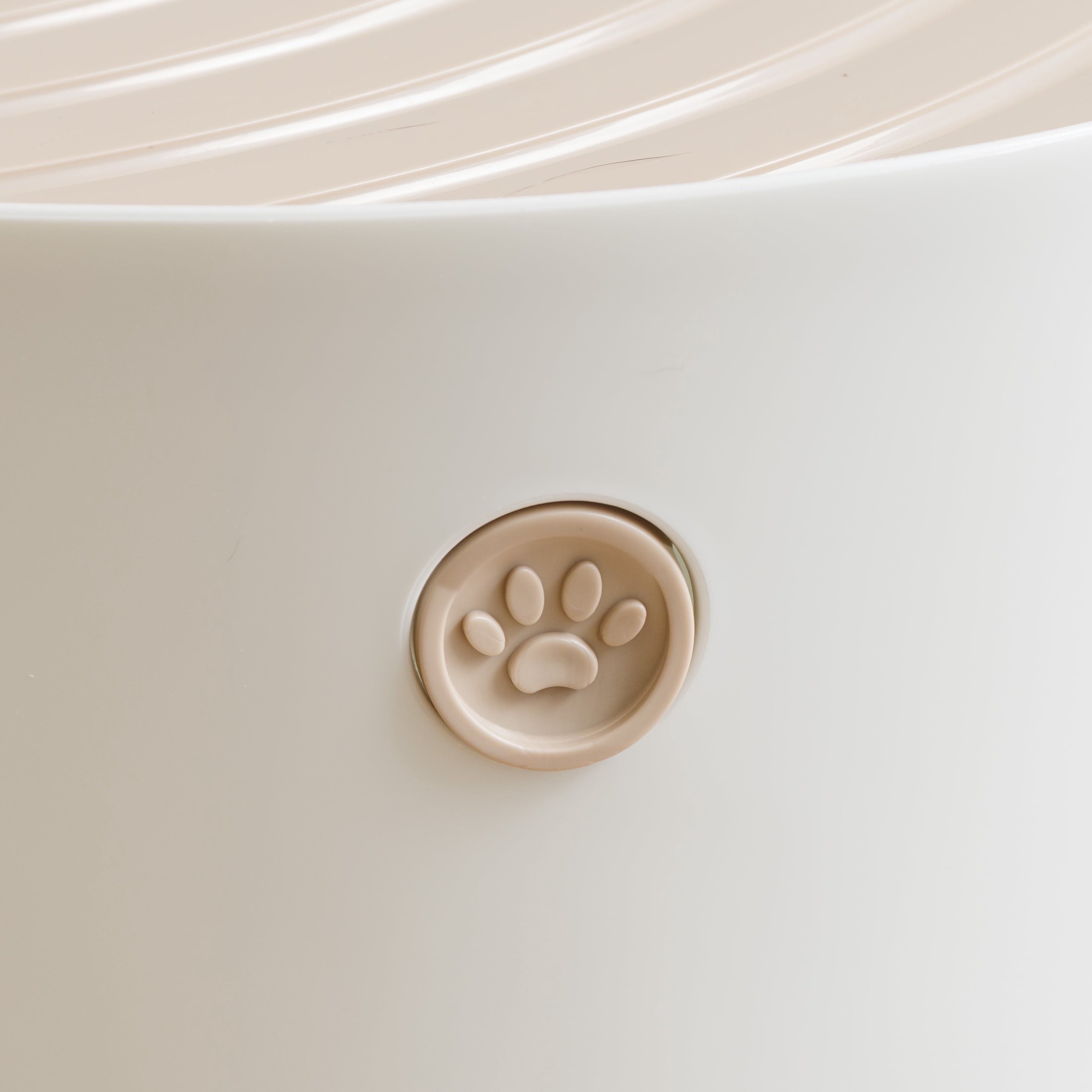 IRIS USA Large Stylish Round Top Entry Cat Litter Box with Scoop, Curved Kitty Litter Pan with Litter Particle Catching Grooved Cover and Privacy Walls, White/Beige