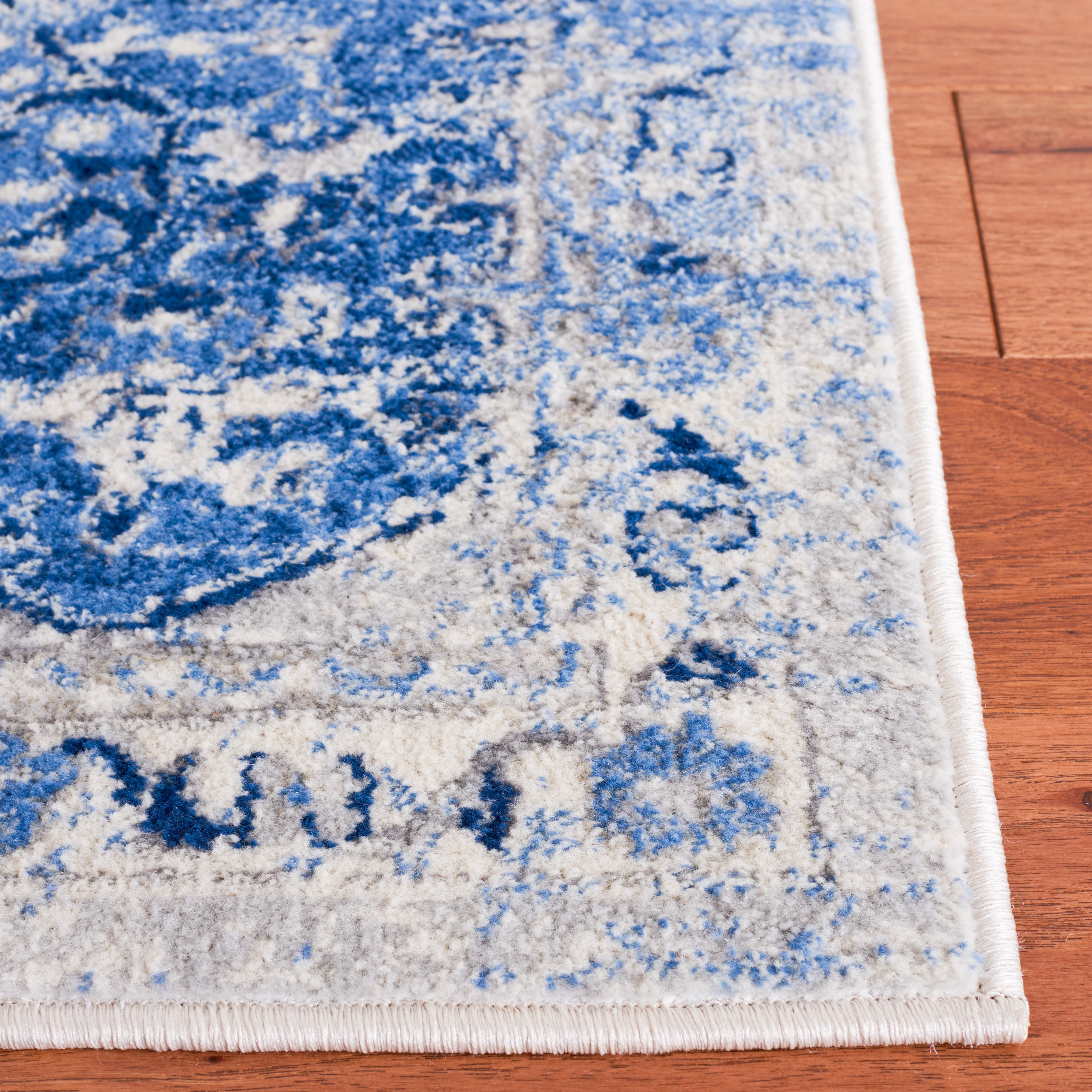 SAFAVIEH Brentwood Clotilda Oriental Area Rug, Blue/Ivory, 6'7" x 6'7" Square