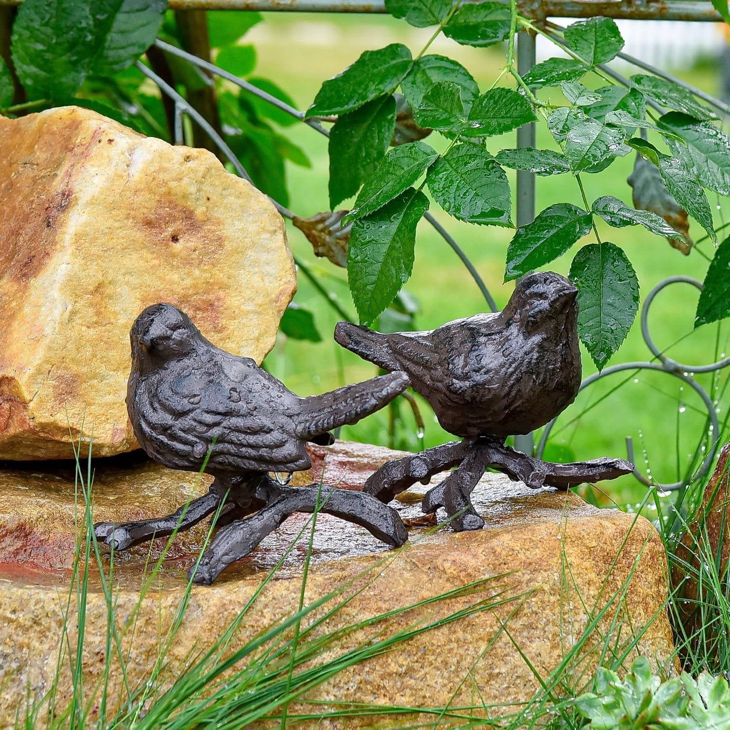 Sungmor Cast Iron Small Bird Statues, Set of 2 Rust Brown Bird with Branch Collectible Figurines, Farmhouse Home Garden Decorative Bird Sculpture, Realistic Indoor and Outdoor Ornaments