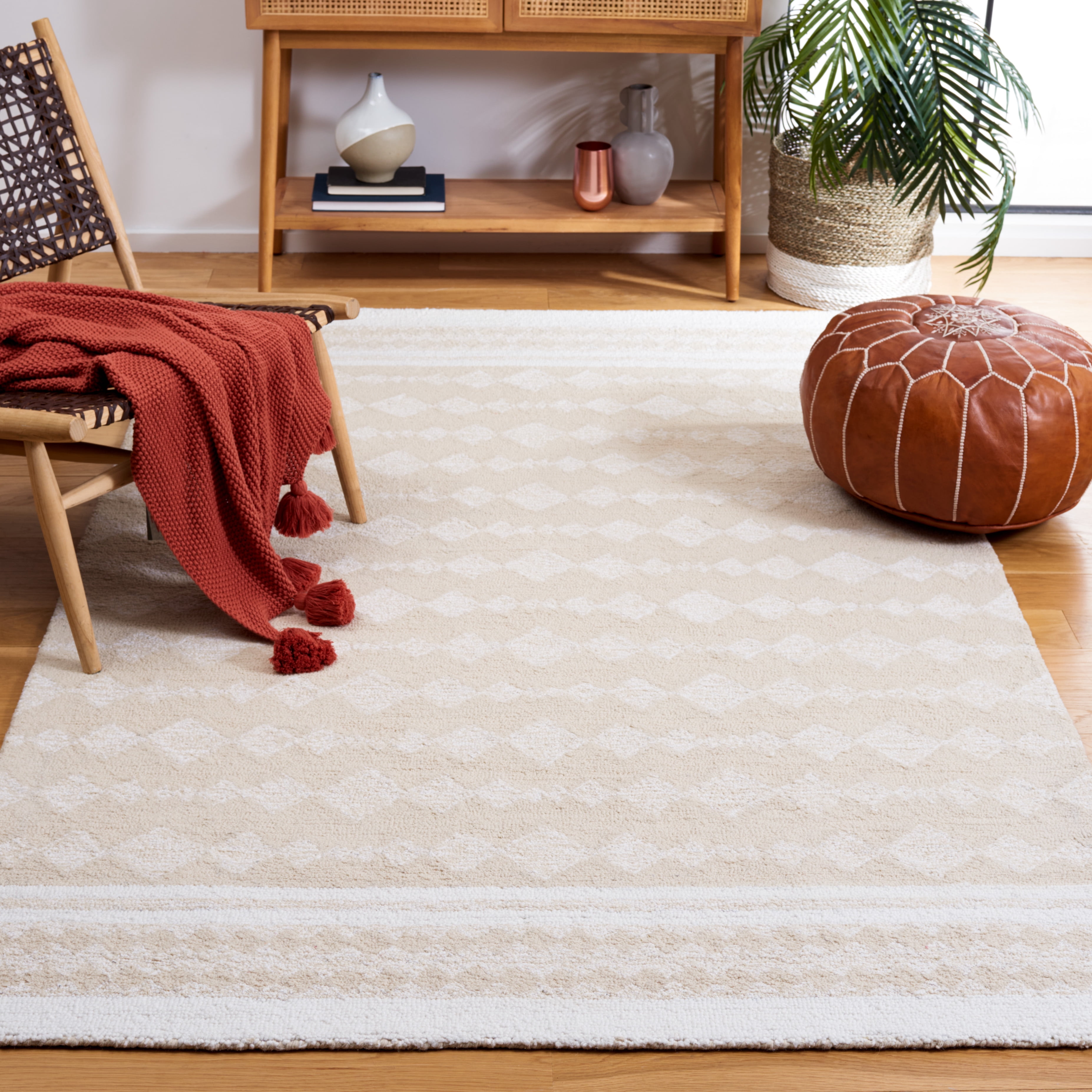 SAFAVIEH Capri Becky Distressed Area Rug, Ivory/Beige, 5' x 8'
