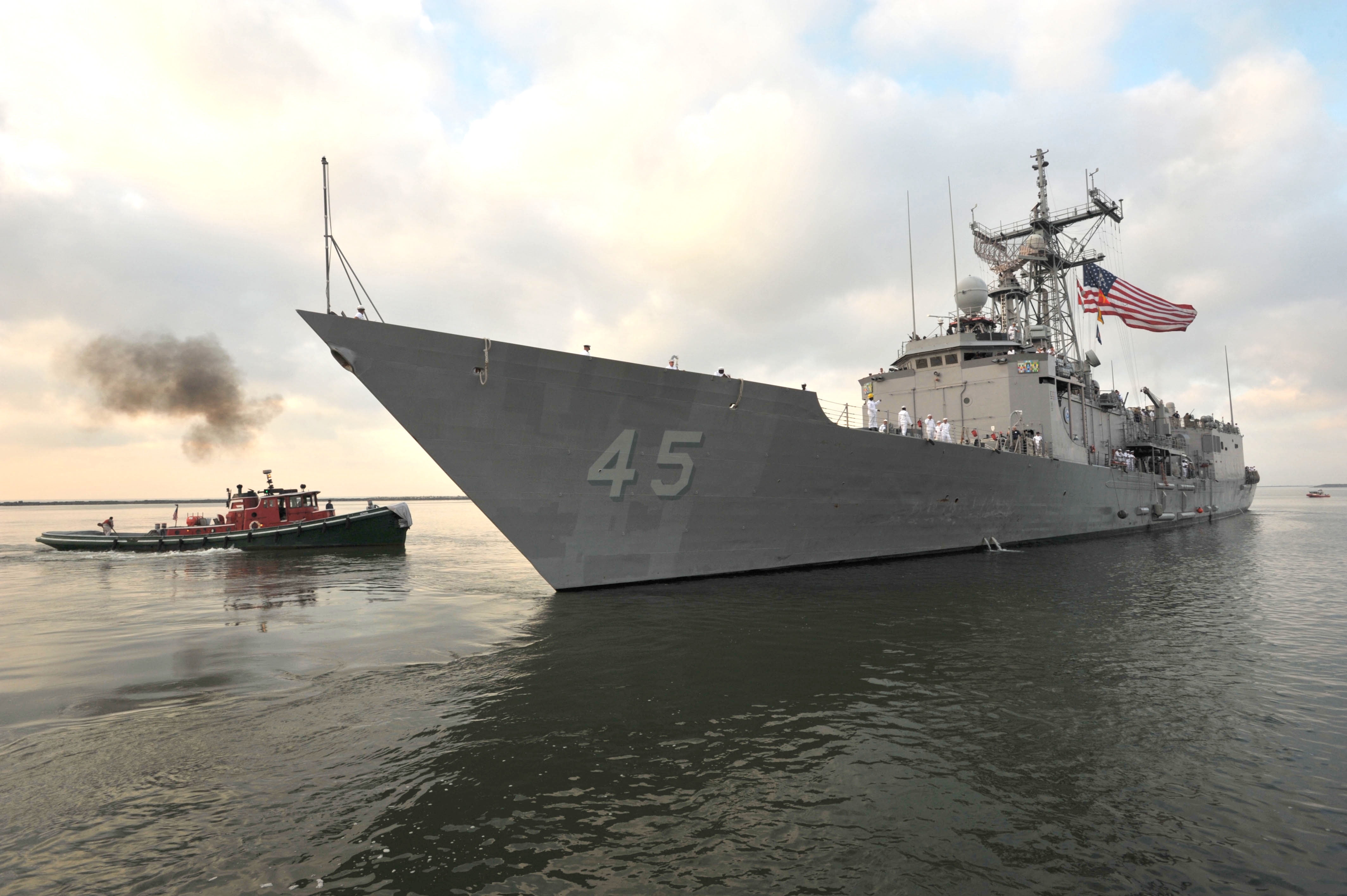 LAMINATED POSTER The Oliver Hazard Perryclass frigate USS De Wert (FFG 45) prepares to dock