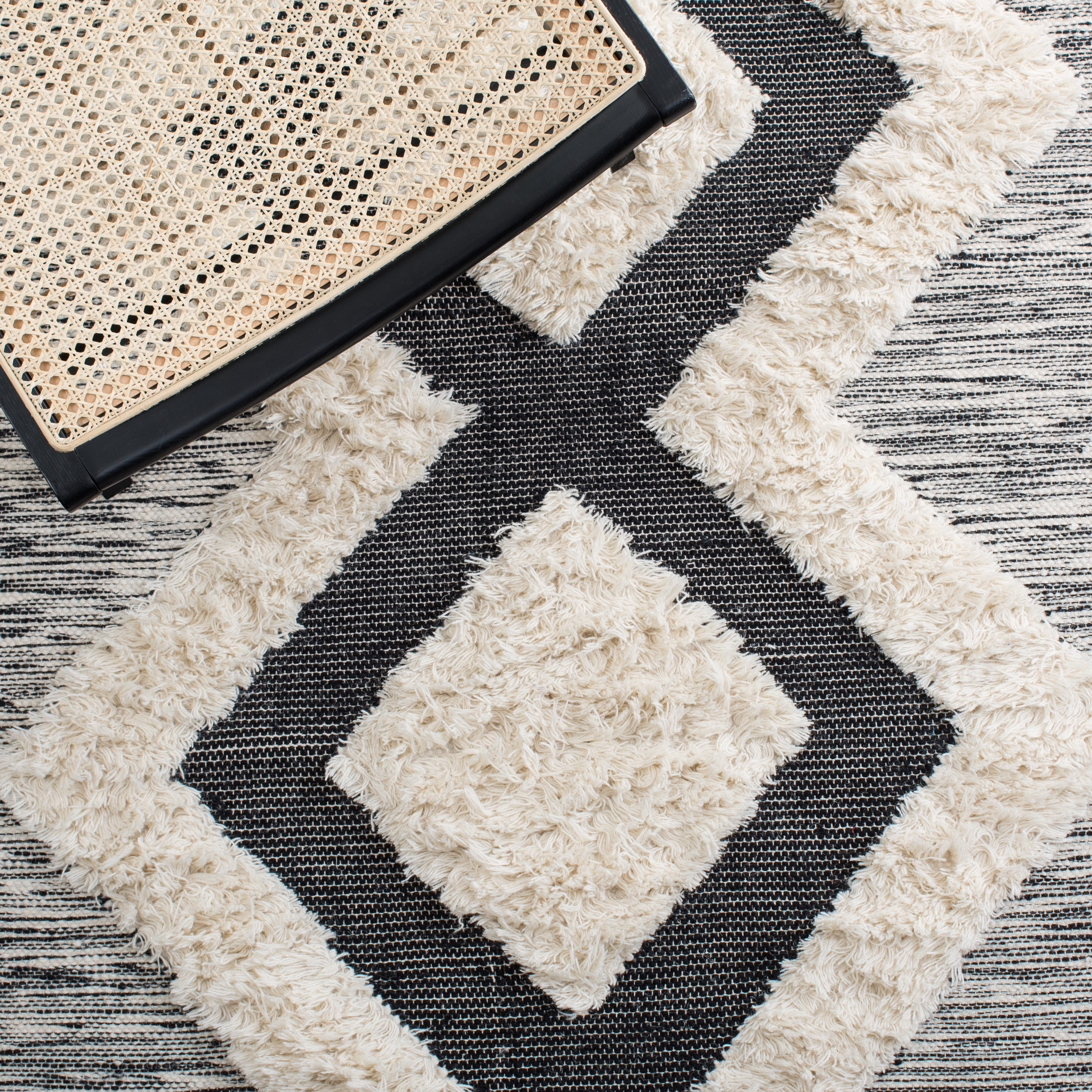 SAFAVIEH Kenya Sebastian Southwestern Area Rug, Ivory/Black, 6' x 9'