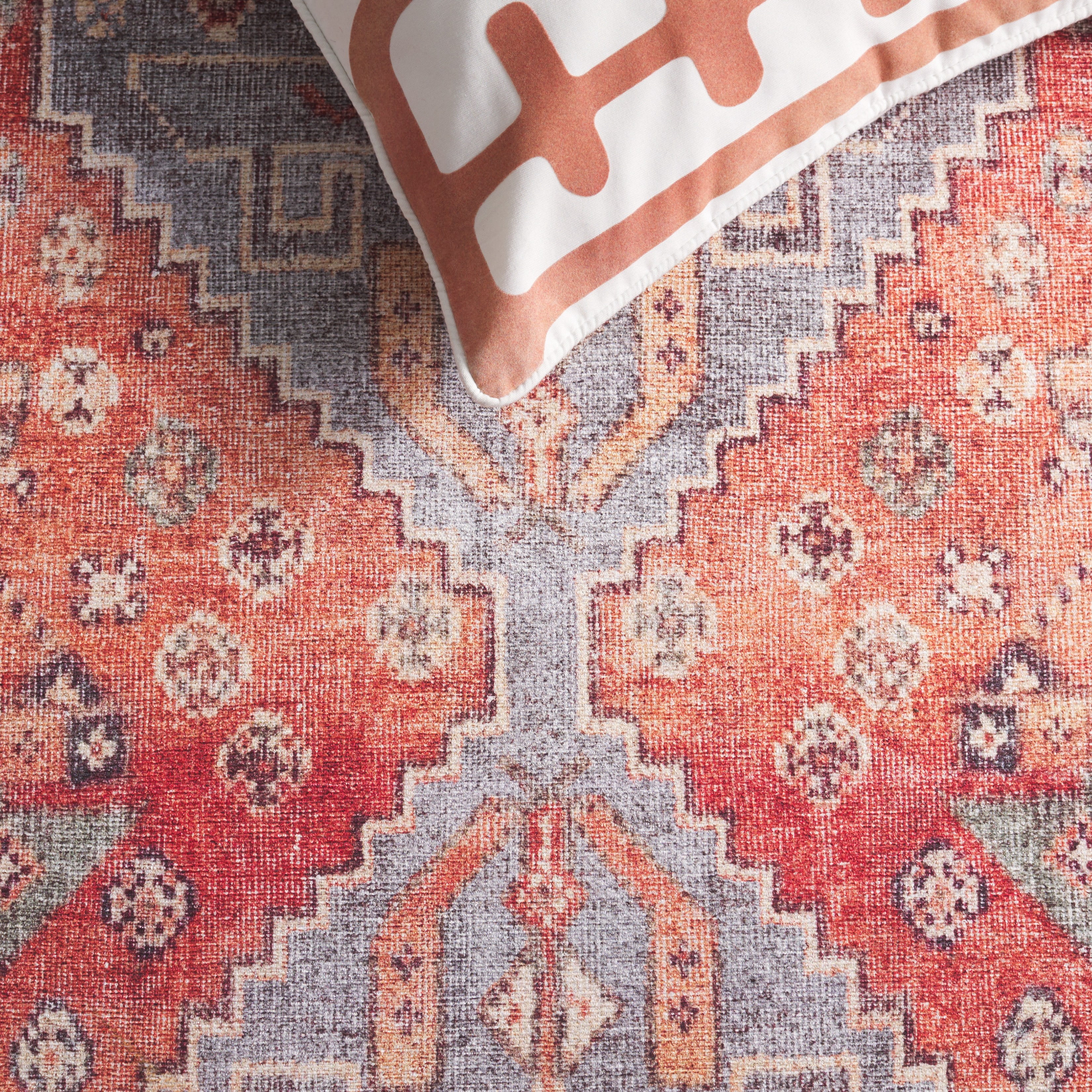 Safavieh Vintage Serapi Nita Medallion Machine Washable Area Rug, Red/Blue, 5' x 7'
