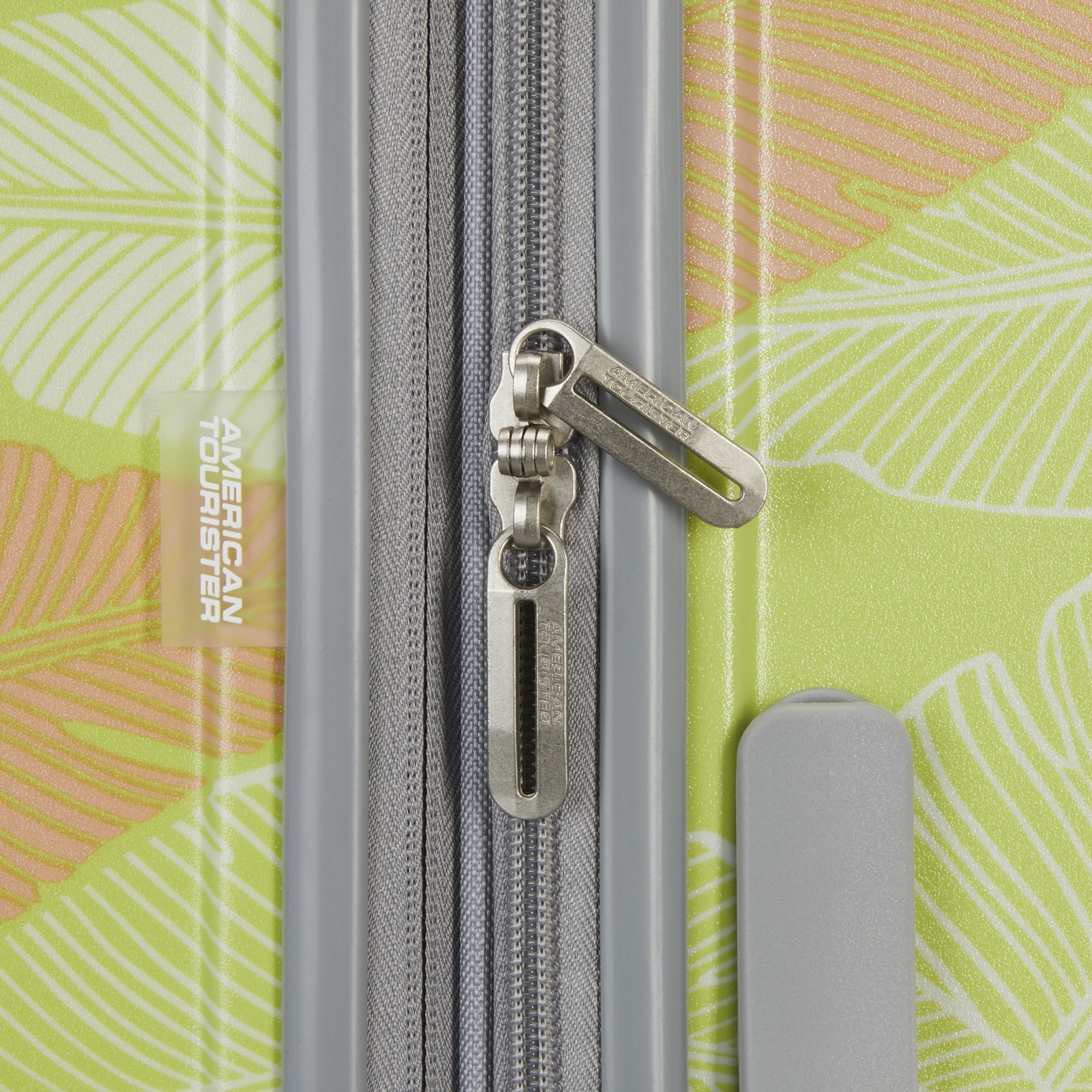American Tourister Moonlight II 20-Inch Carry On Luggage with Spinner Wheels - Palm Print