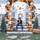 thumbnail image 3 of El kit de arco de guirnalda de globos de 109 piezas incluye globos de confeti naranja, negro y blanco con telaraña para decoración de fondo de fiesta y aula, 3 of 5