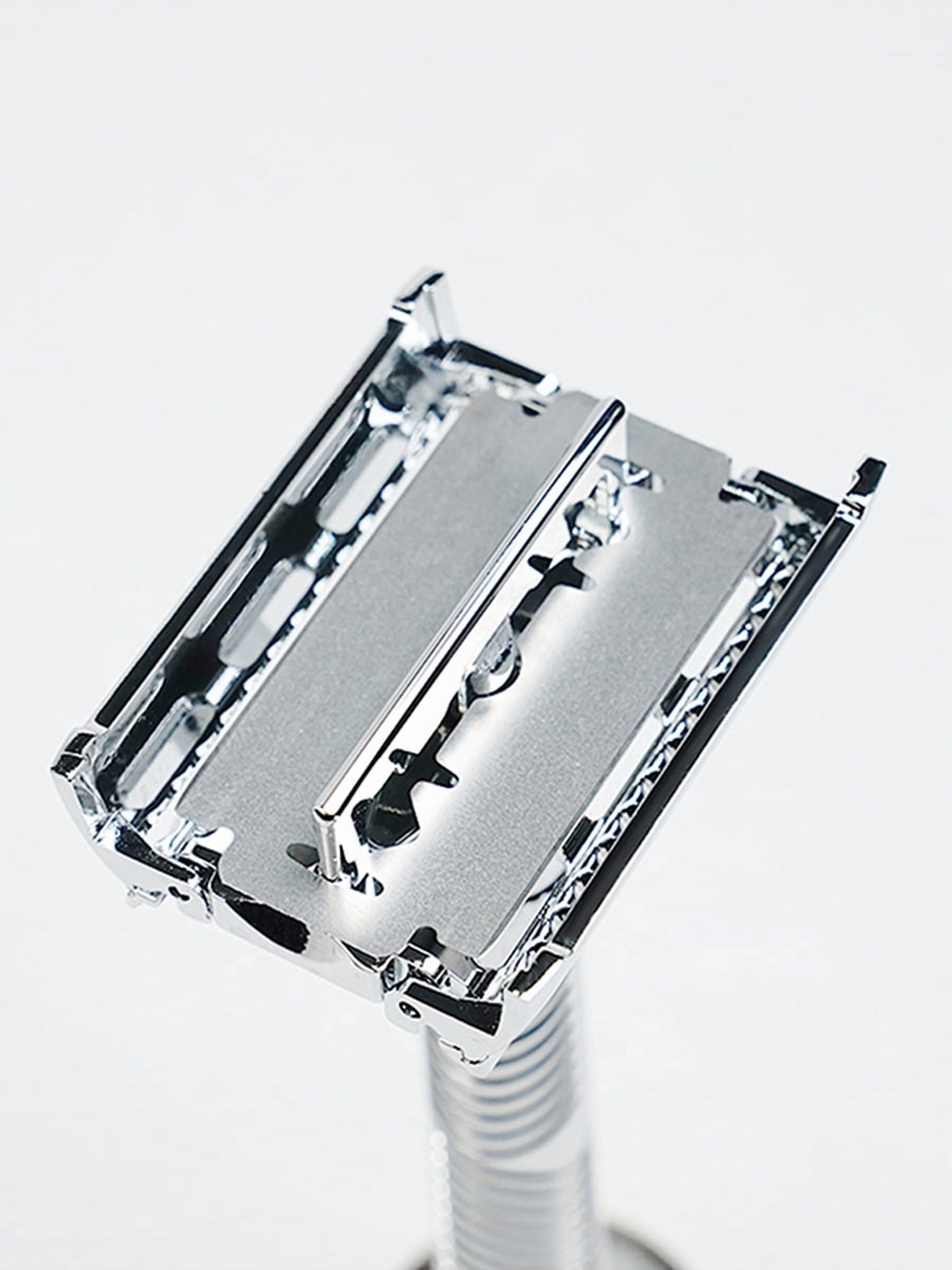 Waysh Classic Wet Shave Safety Razor Kit with Stand & 20 Refill Blades, All-Metal Construction with Non-Slip Handle, Chrome Silver