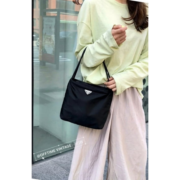 Pra-da Pra-da The exquisite design is interpreted with reverse stitching, creating a soft and rounded modern shape. Adding lightness, modern and sophisticated style.