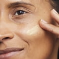 thumbnail image 3 of Primer No7 Lift & Luminate Hydrating con niacimamida, 30 ml, 3 of 3
