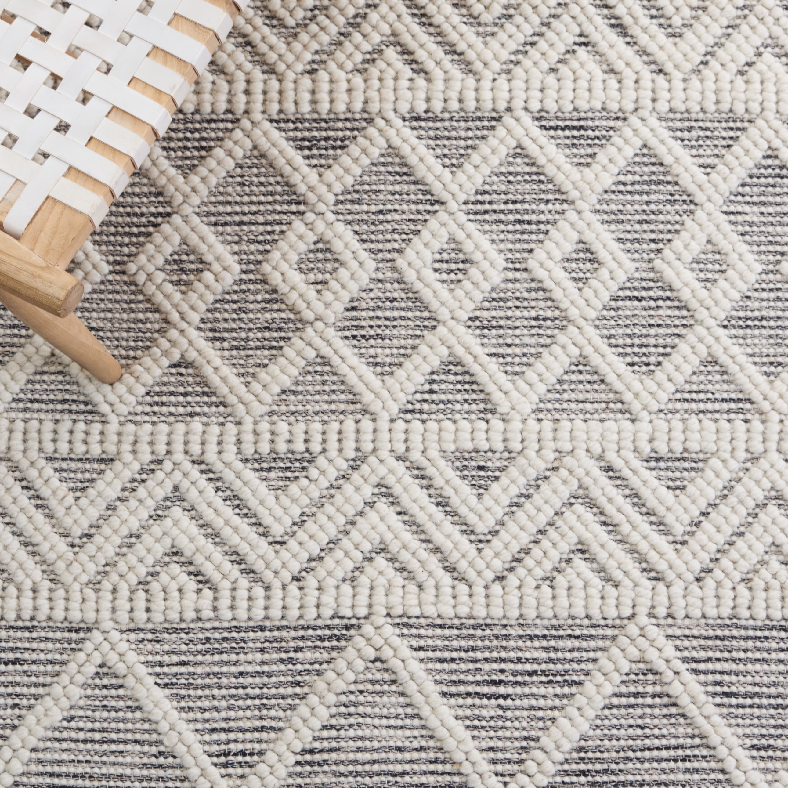 SAFAVIEH Natura Velasco Southwestern Wool Area Rug, Ivory/Black, 4' x 6'