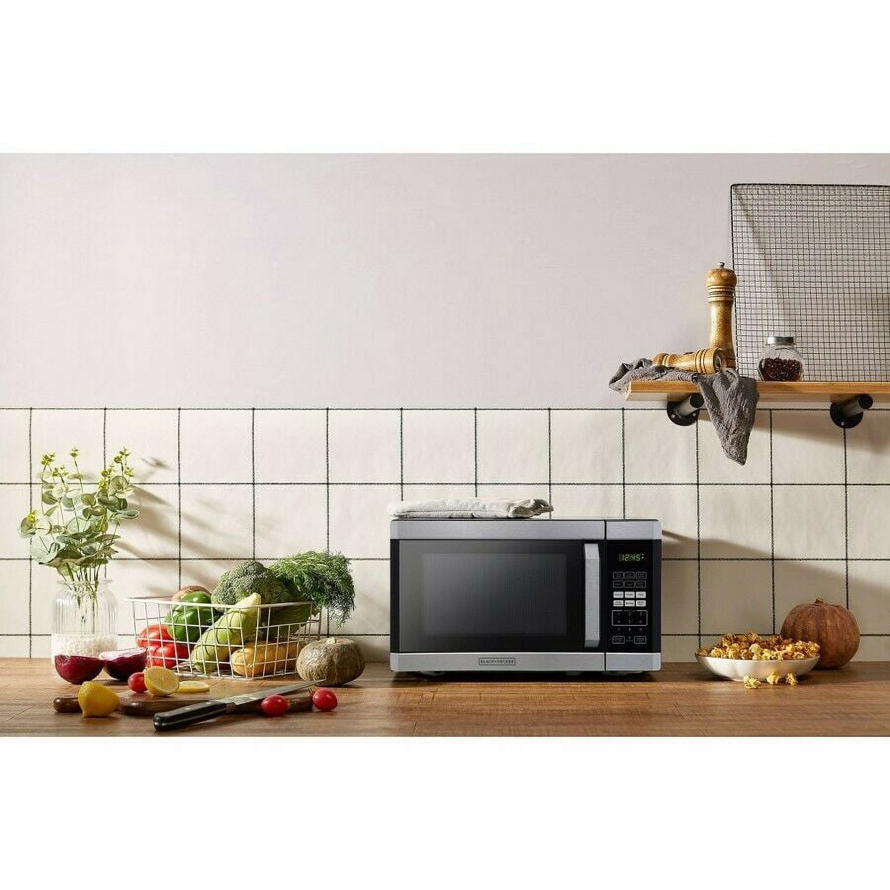 BLACK+DECKER 0.9 cu ft Microwave Oven in Stainless Steel