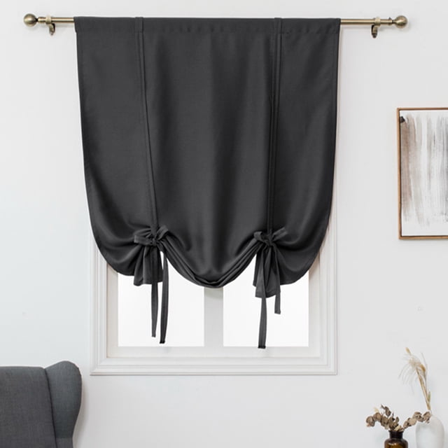 oucaili ate la cortina opaca para la cocina del baño, cortinas romanas con globos ajustables para ventanas pequeñas, cenefa para oscurecer la habitación, cortinas, panel, bolsillo para barra Cortina romana negra frontal en bolsillo para barra de poliéster color sólido; presenta dos lazos ajustables con cuerdas atadas que forman dos nudos y elevan el dobladillo en dos globos, creando pliegues verticales; nivel de sombreado alto (70%‑90%), colgada en varilla metálica dorada dentro de un marco de ventana blanca, con un sillón gris parcial a la izquierda, adecuada para ventanas pequeñas en cocina o baño.
