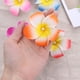 thumbnail image 5 of 20 pinzas para el pelo de flor de Plumeria hawaiana con pasadores de perlas para fiesta en la playa, evento de boda (colores mezclados, 2 piezas para cada color), 5 of 5