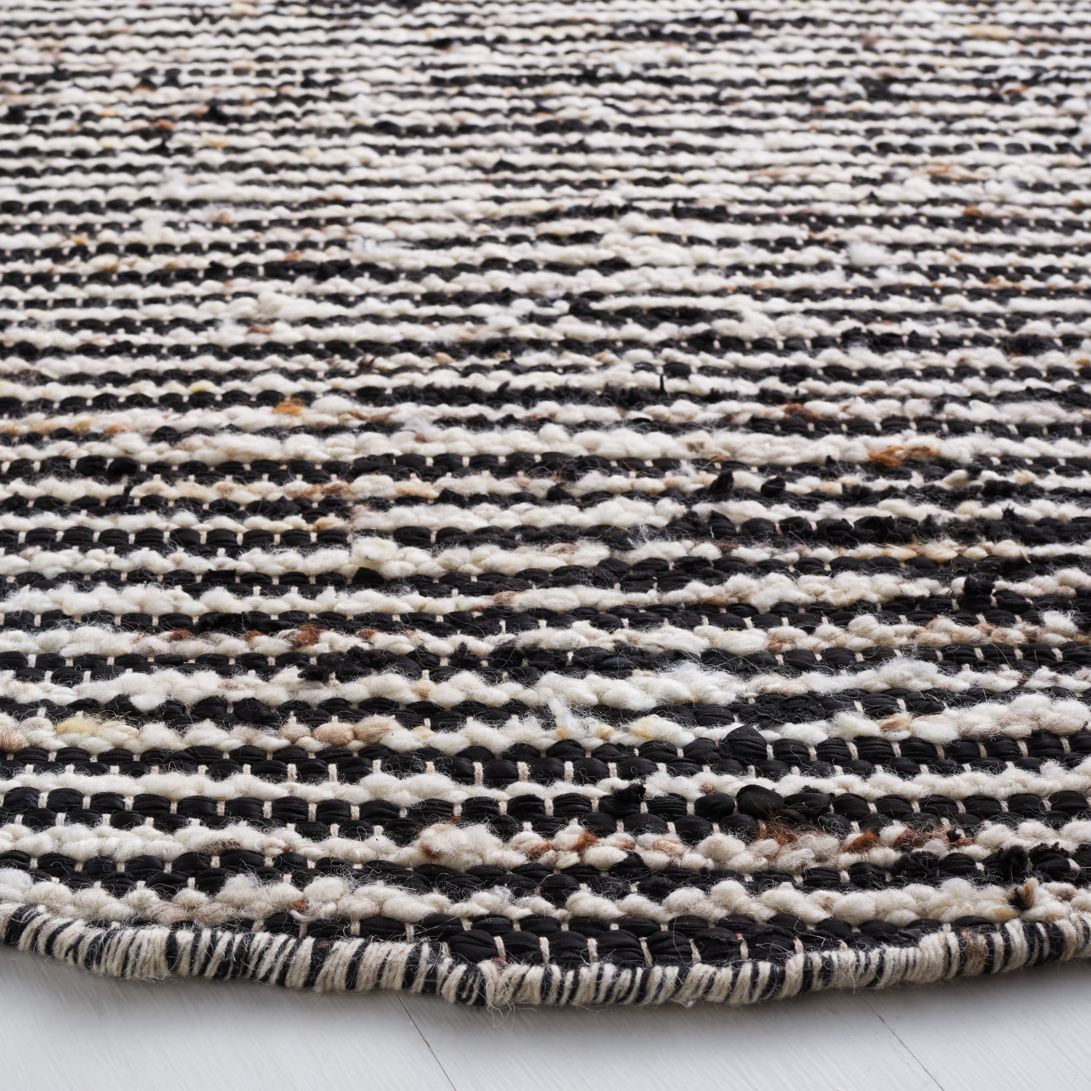 SAFAVIEH Natura Stephen Distressed Area Rug, Black/Ivory, 6' x 6' Round