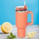 thumbnail image 1 of Taza de café de 40 onzas que mantiene las bebidas frías hasta 36 horas de gran capacidad antifugas para coche. Wdftyju Libre de BPA, 1 of 3