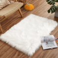 thumbnail image 2 of Alfombra de piel sintética, tamaño pequeño, color blanco, 2 x 3, piel de oveja, esponjosa, lavable, para dormitorio, mesita de noche, decoración de habitación de lujo, rectangular, 2 of 5