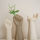 thumbnail image 3 of EeaseMX Jarrón de cerámica con forma de mano para decoración de escritorio (marrón claro), 3 of 7