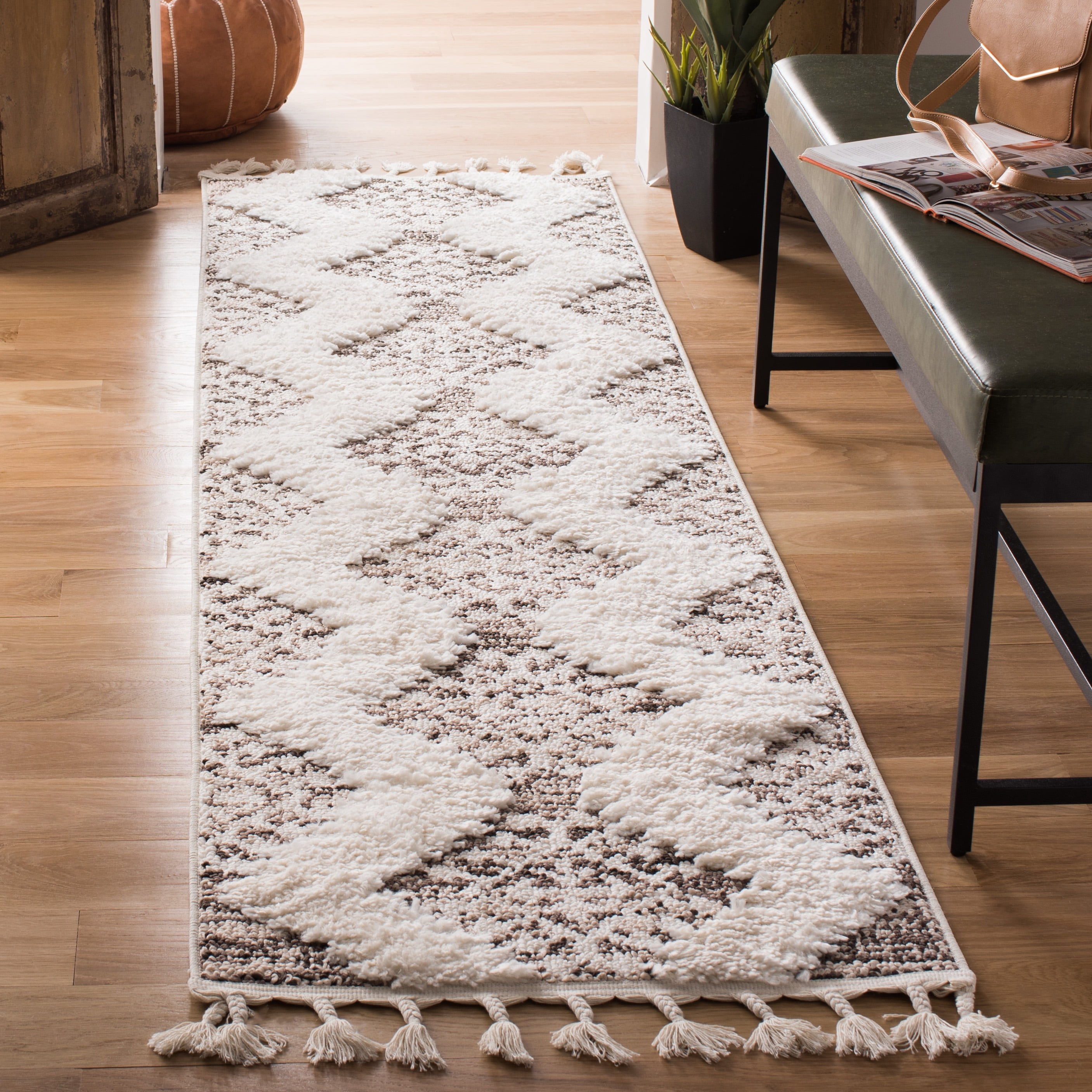 SAFAVIEH Moroccan Tassel Desmond Southwestern Shag Runner Rug, Ivory/Brown, 2'3" x 6'