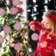 thumbnail image 1 of Adornos para Árbol de Navidad, 6 Piezas En Diseño Flocado, Fáciles de Colgar En Metal, Material Plástico Duradero, Decoraciones Versátiles para Árbol, Pared, Porche, Fiestas Navideñas, Tamaño de 3.94, 1 of 5